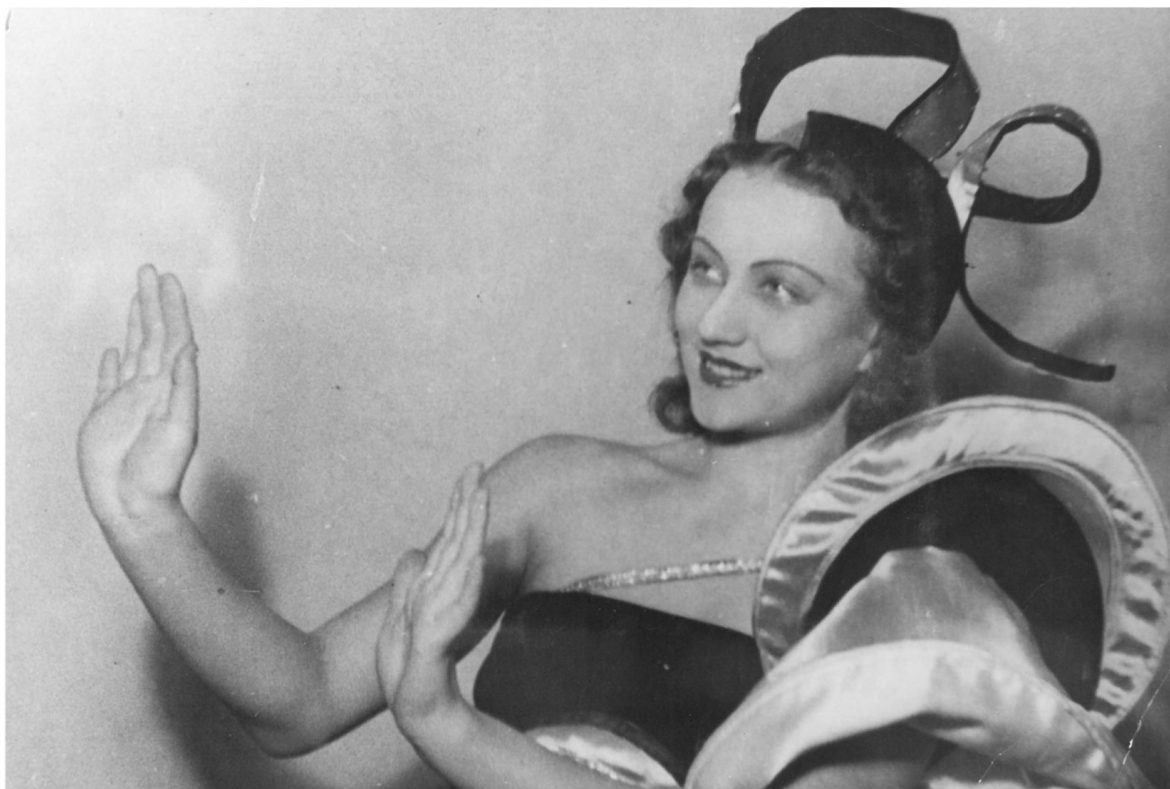 Stenia Zapalowska bei einem Tanzsolo in der Operette Der Obersteiger von Carl Zeller, Warschau 1939. Fotograf unbekannt. CNL L-345.III Bestand Stenia Zapalowska.