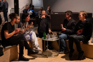 Un échange entre les chorégraphes de la soirée "Les imprévisibles" au TROIS-CL (photo: Marco Pavone)